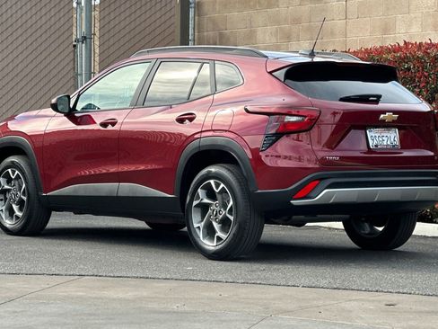 Certified 2025 Chevrolet Trax LT image 6