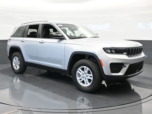 Used 2024 Jeep Grand Cherokee Laredo w/ Trailer Tow Package image 8