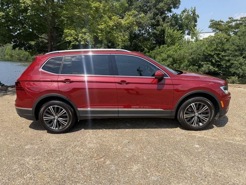 Used 2019 Volkswagen Tiguan SEL FWD image 2