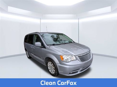 Used 2014 Chrysler Town & Country Touring FWD image 4