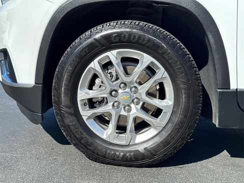 Used 2021 Chevrolet Traverse LT image 6