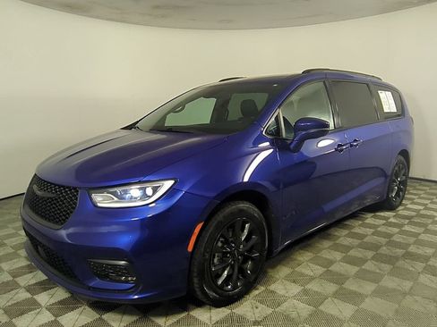 Used 2021 Chrysler Pacifica Touring-L w/ Uconnect Theater Family Group FWD image 9