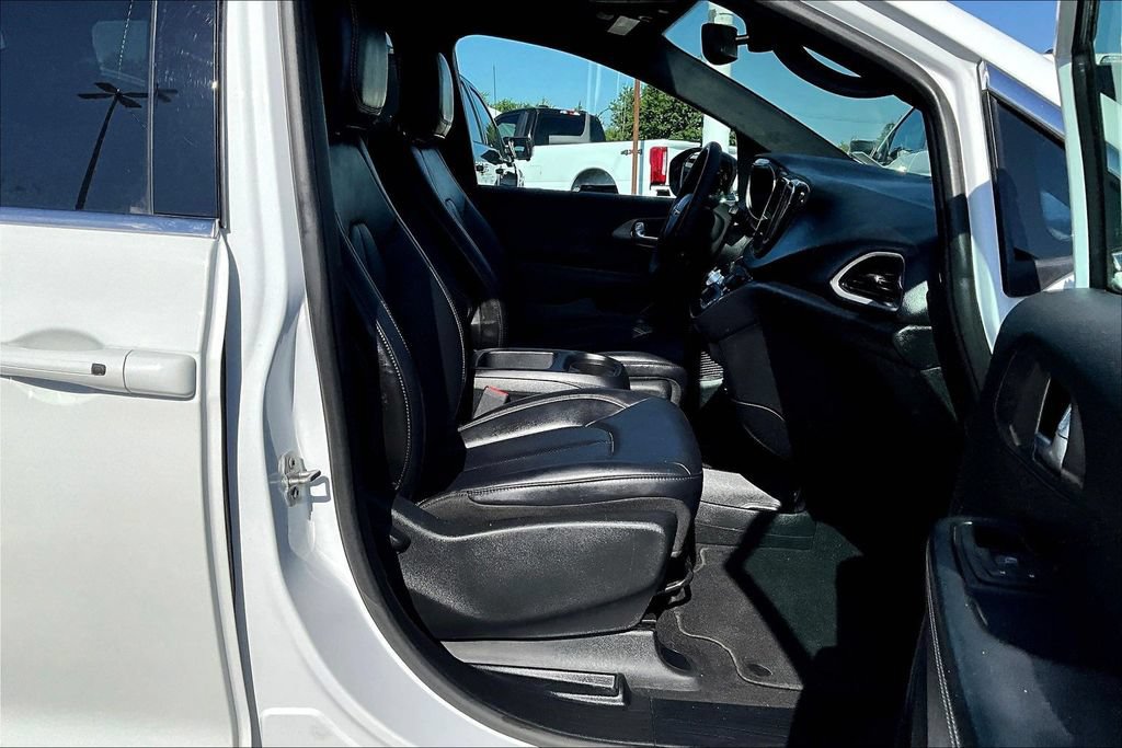 Used 2025 Chrysler Pacifica Select FWD image 7