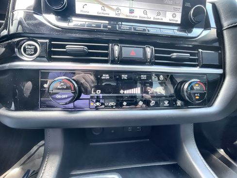 Used 2023 Nissan Pathfinder SL FWD image 18
