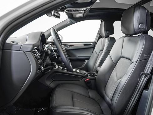 Certified 2023 Porsche Macan AWD/4WD image 5