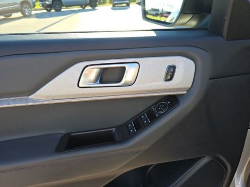 Used 2025 Ford Explorer Active AWD/4WD image 12