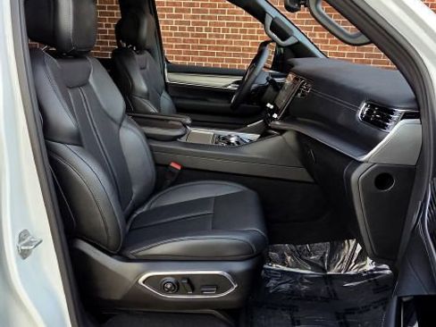 Used 2025 Jeep Wagoneer L Series II w/ 8-pass Seating Package image 11