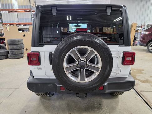 Used 2018 Jeep Wrangler Unlimited Sahara AWD/4WD image 7