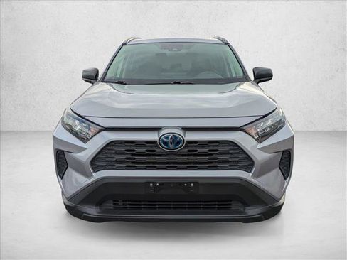 Used 2019 Toyota RAV4 LE image 2