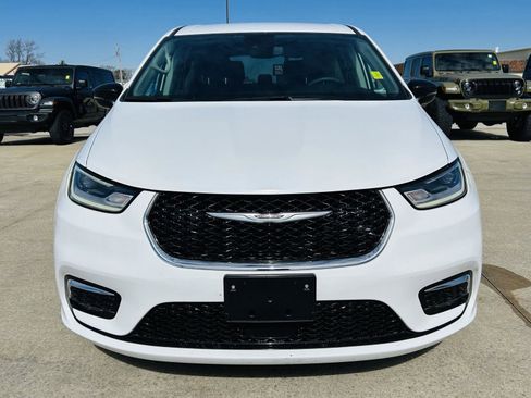 Used 2024 Chrysler Pacifica Touring-L image 34