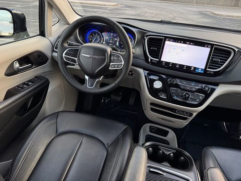 Used 2024 Chrysler Pacifica Touring-L image 25