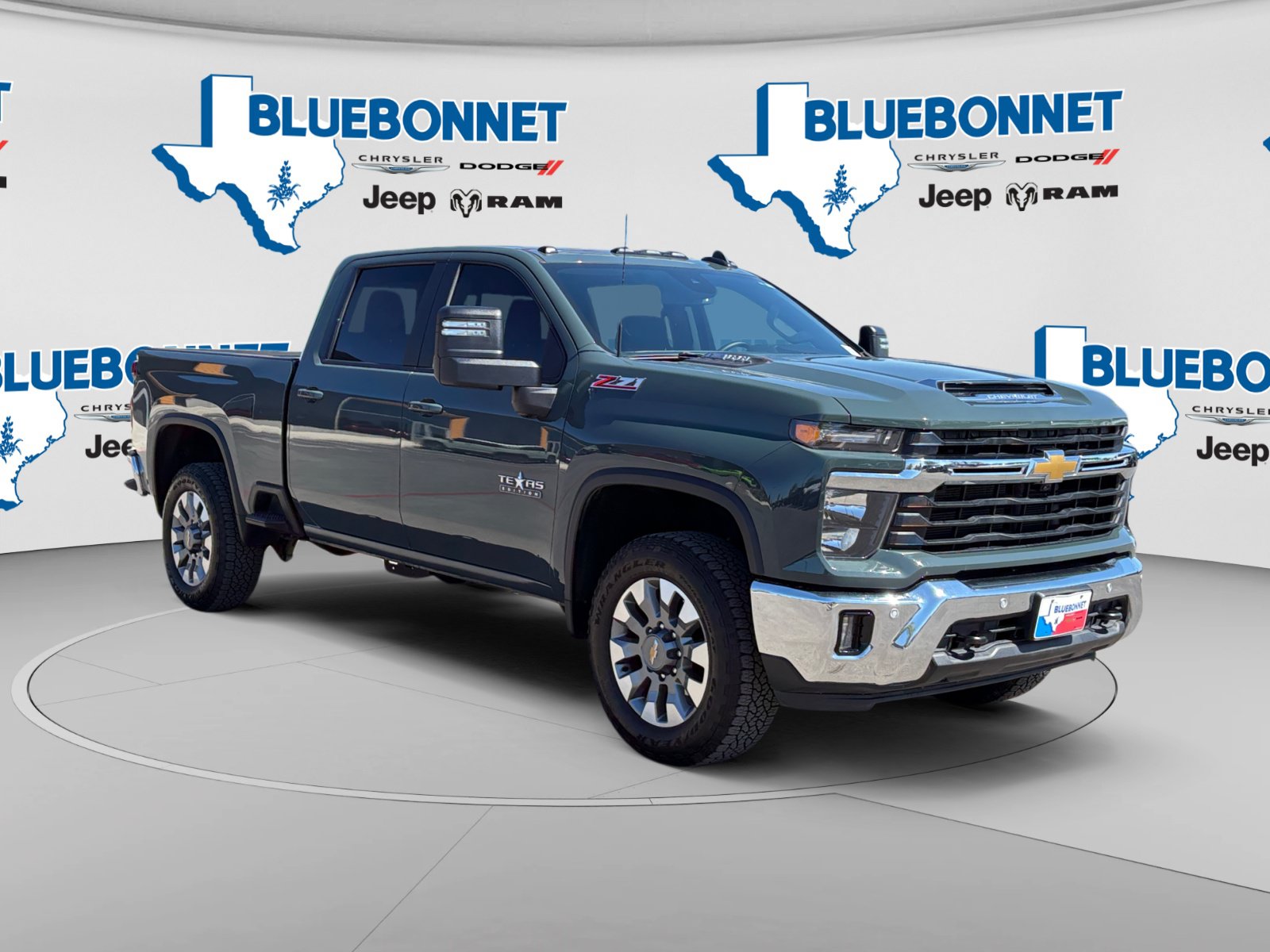 Used 2025 Chevrolet Silverado 2500 LT w/ Texas Edition AWD/4WD image 3