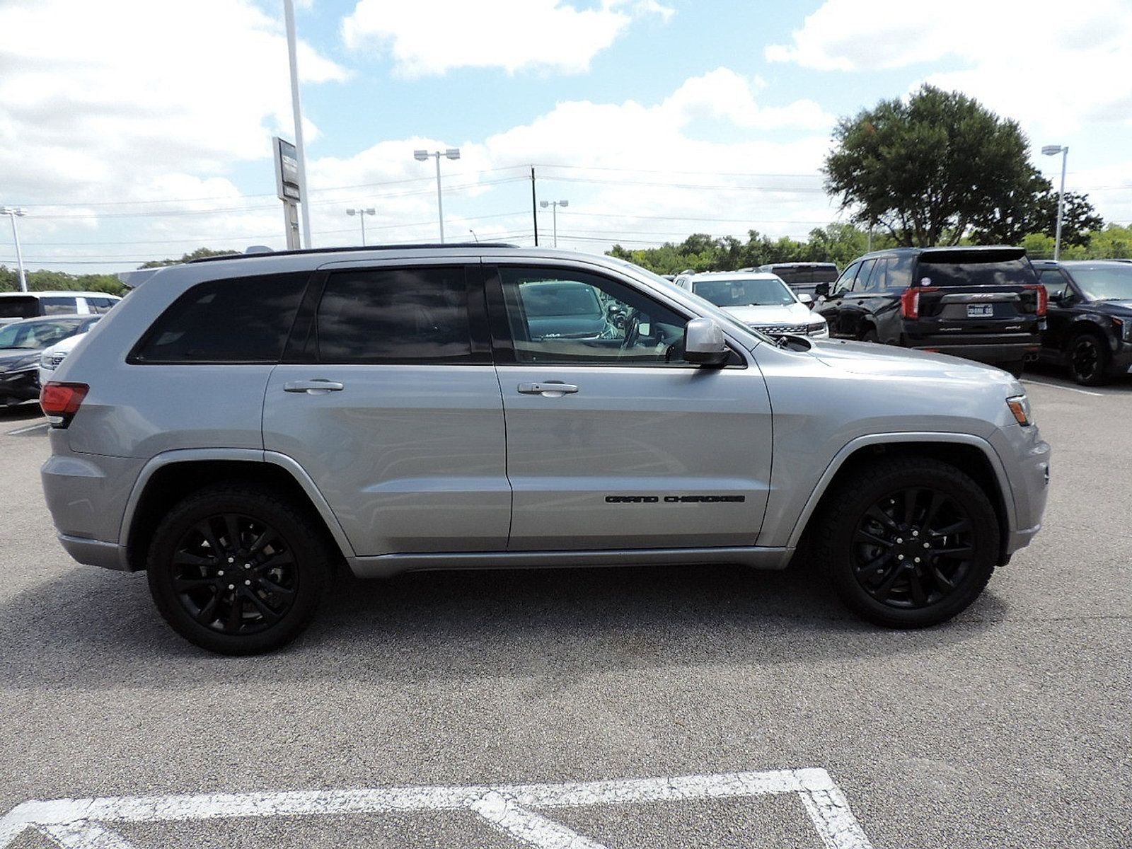 Used 2021 Jeep Grand Cherokee Laredo X RWD image 4