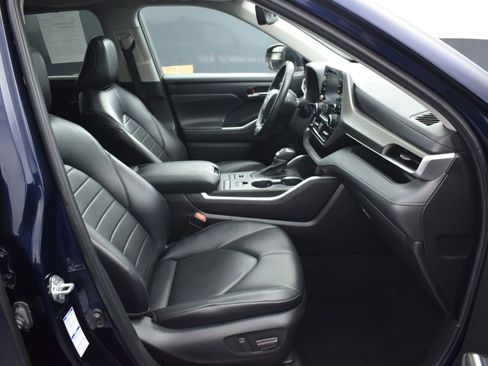 Used 2022 Toyota Highlander XLE image 10