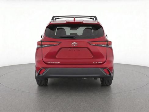 Used 2024 Toyota Highlander XLE AWD/4WD image 4