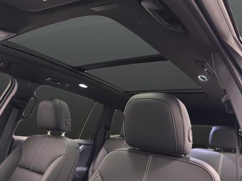 Used 2025 GMC Acadia Elevation w/ Elevation Premium Package image 12