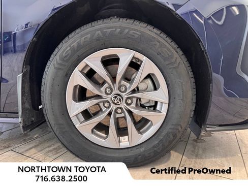 Used 2025 Toyota Sienna XLE AWD/4WD image 18