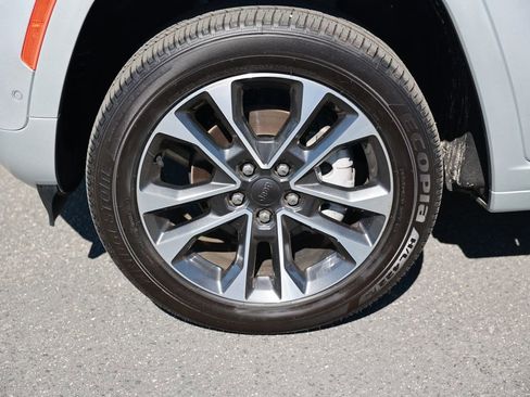 Used 2023 Jeep Grand Cherokee Overland RWD image 12