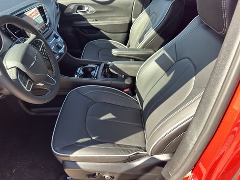 New 2026 Chrysler Pacifica Limited FWD image 21