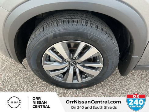 Used 2024 Nissan Pathfinder SL w/ Black Appearance Package image 9