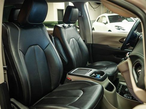 Used 2024 Chrysler Pacifica Limited FWD image 14