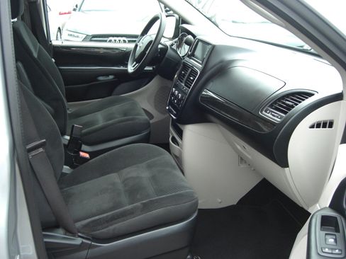 Used 2019 Dodge Grand Caravan SE image 14