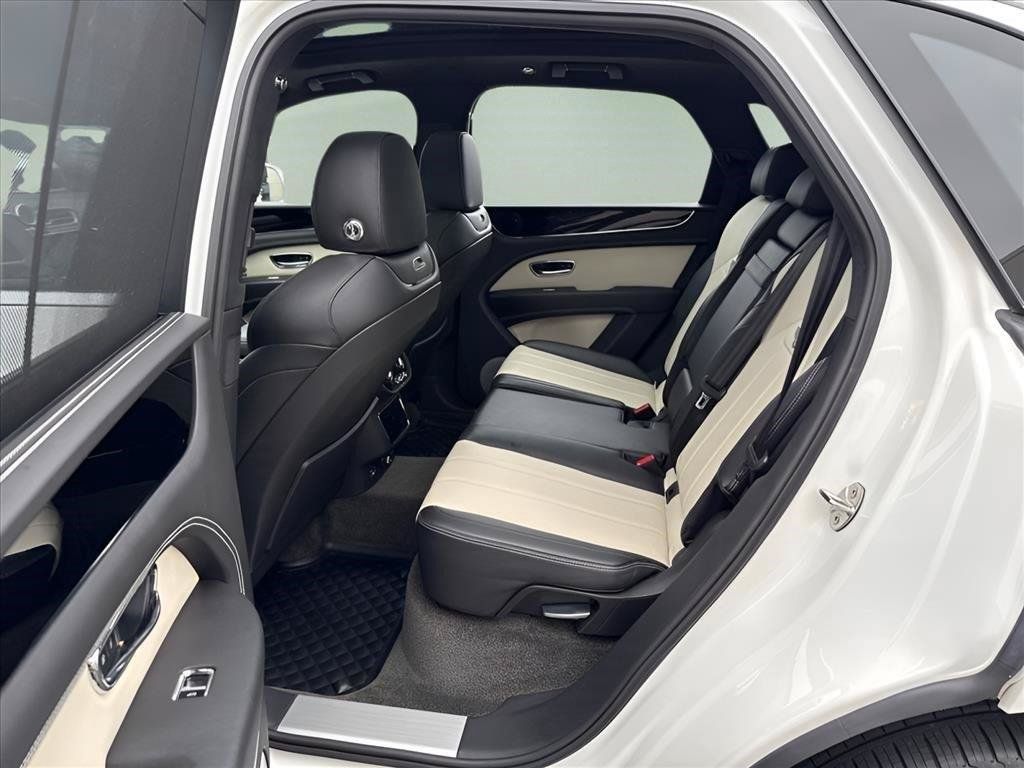 Used 2023 Bentley Bentayga AWD/4WD image 14