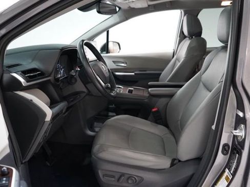 Used 2021 Toyota Sienna XLE image 15