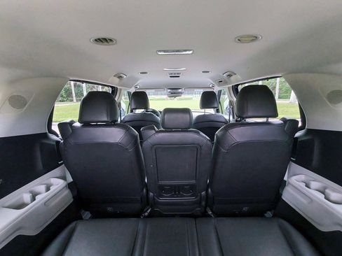 Used 2022 Kia Carnival EX FWD image 58