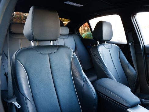 Used 2018 BMW 340i xDrive Sedan w/ Premium Package image 19