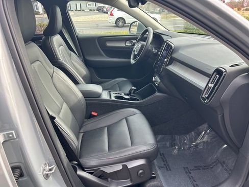 Certified 2025 Volvo XC40 B5 Core image 14