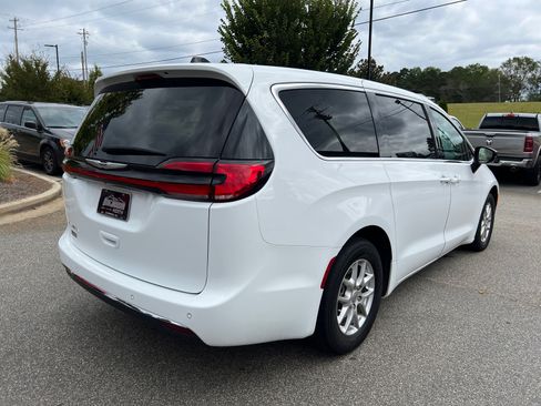 Certified 2024 Chrysler Pacifica Touring-L image 8