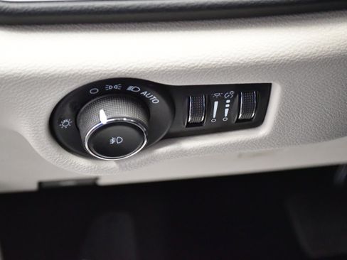 Used 2025 Chrysler Pacifica Select FWD image 20