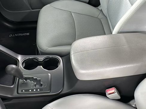 Used 2013 Kia Sorento LX image 32