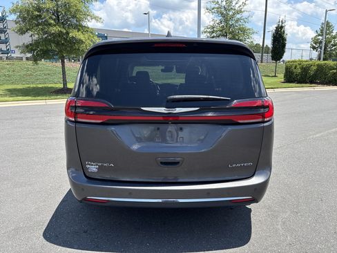 Used 2022 Chrysler Pacifica Limited FWD image 8