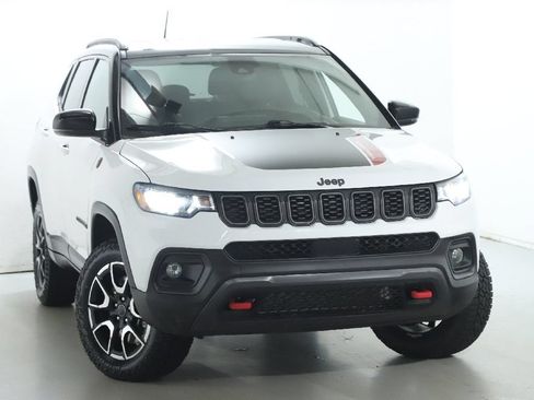Used 2025 Jeep Compass Trailhawk AWD/4WD image 2