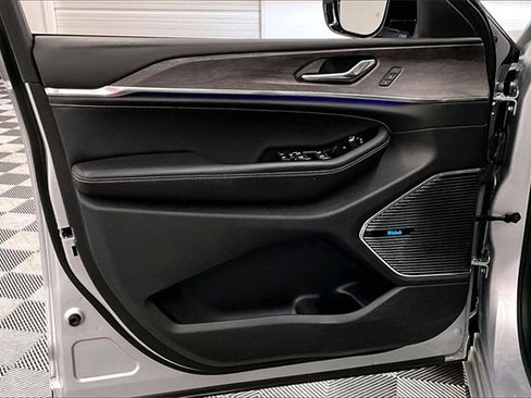 Used 2022 Jeep Grand Cherokee Overland image 17