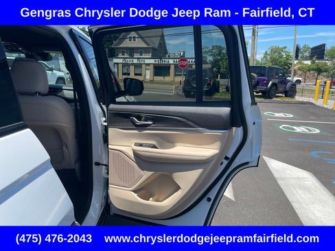 Used 2023 Jeep Grand Cherokee Limited AWD/4WD image 18
