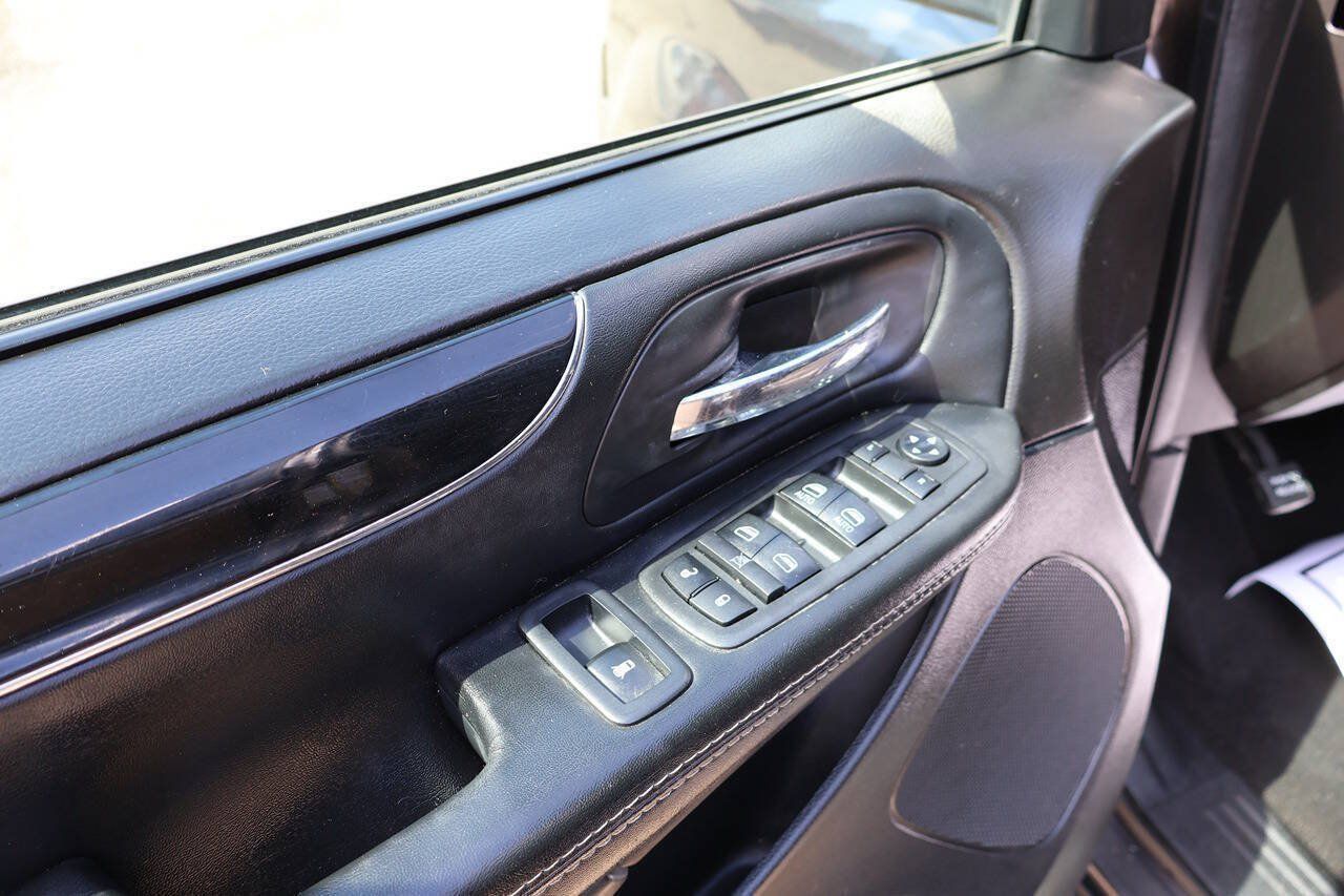 Used 2018 Dodge Grand Caravan SE FWD image 11