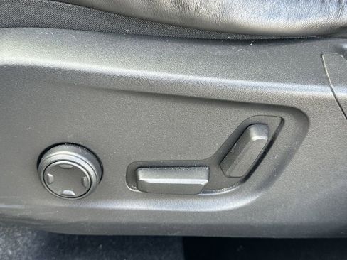 Used 2019 Volvo XC40 T5 R-Design image 13