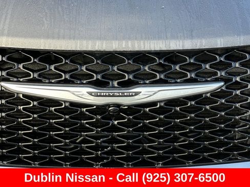 Used 2022 Chrysler Pacifica Touring-L FWD image 48