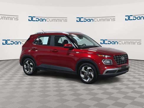 Used 2024 Hyundai Venue SEL FWD image 3