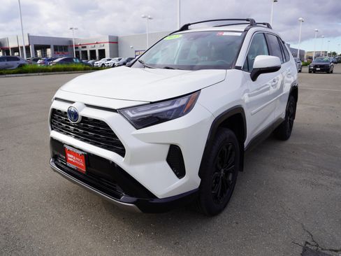 Used 2022 Toyota RAV4 SE image 9