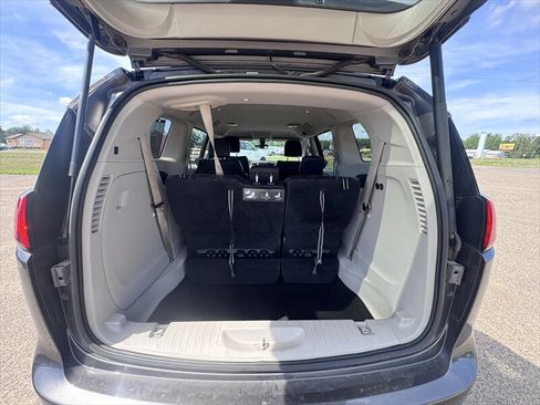 Used 2018 Chrysler Pacifica Touring-L FWD image 9