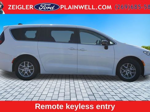 Used 2024 Chrysler Pacifica Touring-L FWD image 6