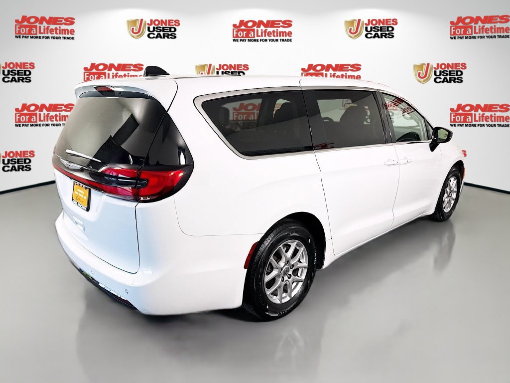 Used 2024 Chrysler Pacifica Touring-L FWD image 16