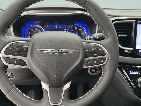 Used 2025 Chrysler Pacifica Select FWD image 13