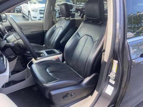 Used 2023 Chrysler Pacifica Touring-L FWD image 15