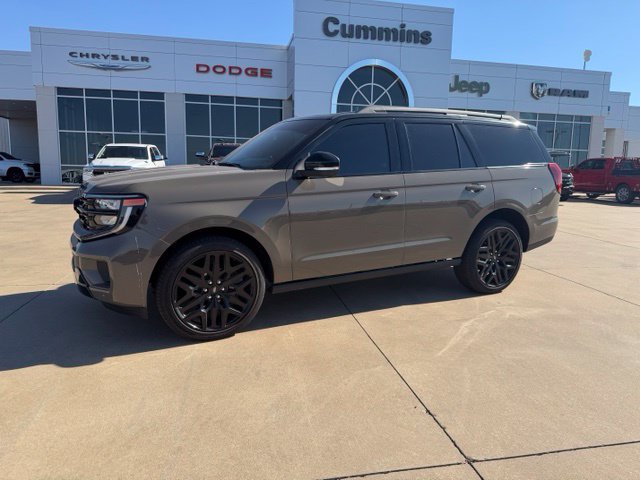 Used 2026 Ford Expedition Platinum w/ Stealth Performance Package AWD/4WD image 3