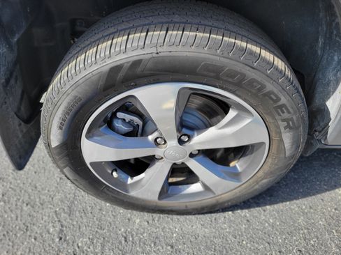 Used 2020 Jeep Cherokee Limited image 40